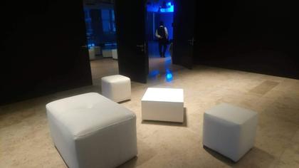 Zona lounge con puffs blancos