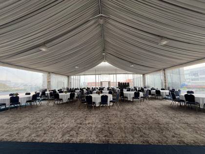 Carpa para banquetes con mesas redondas
