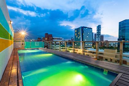 Piscina en la terraza de hotel aliado
