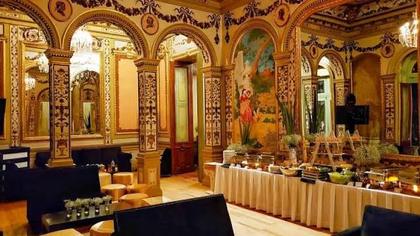 Salón patrimonial con montaje de buffet