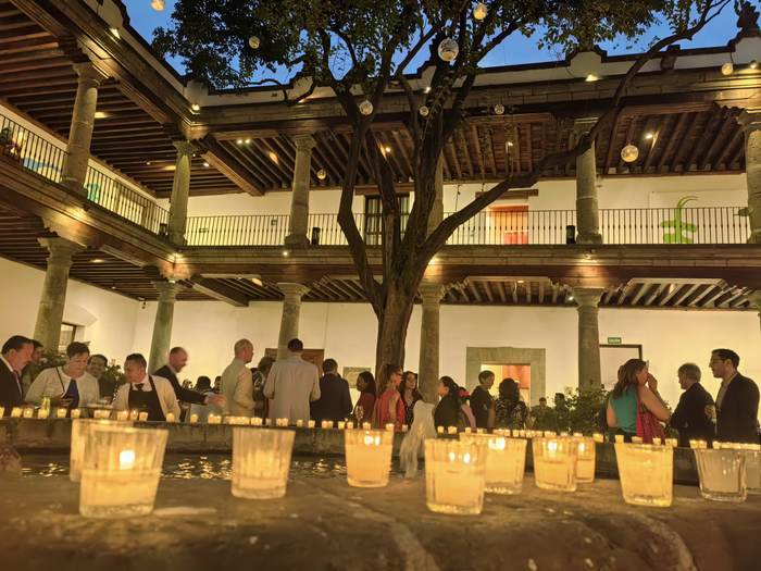 Evento nocturno con velas en patio histórico