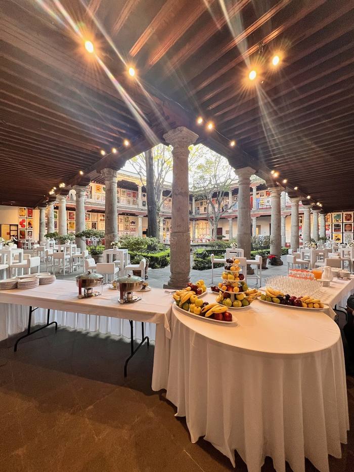 Recepción con buffet en patio colonial