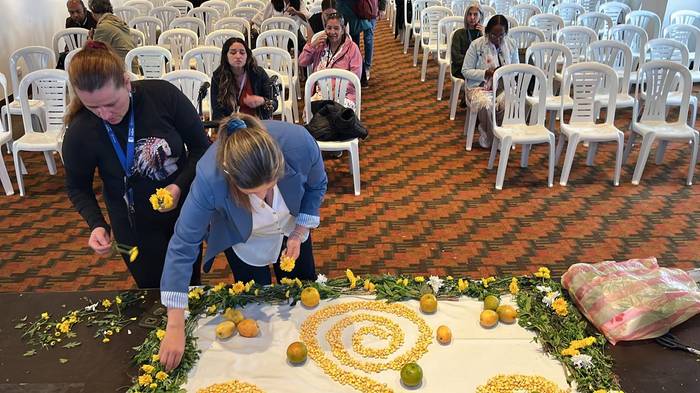 Armonización con maíz y flores antes de un encuentro