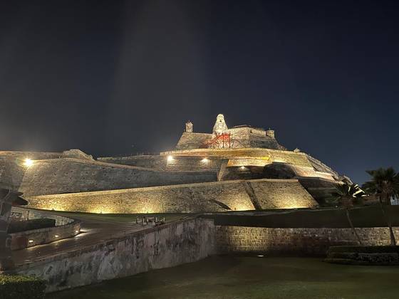 Castillo de San Felipe iluminado de noche en Cartagena